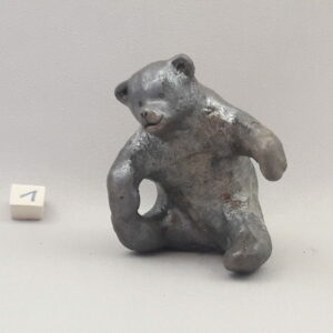 Ourson brun en ceramique en train de jouer