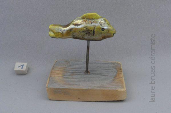 poisson doré ceramique raku sur pic et socle en bois