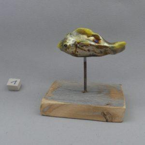 poisson doré ceramique raku sur pic et socle en bois