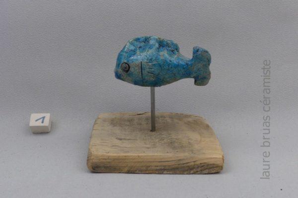 poisson bleu ceramique raku sur pic et socle en bois