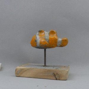 pesce pagliaccio nemo raku in ceramica su plettro e base in legno