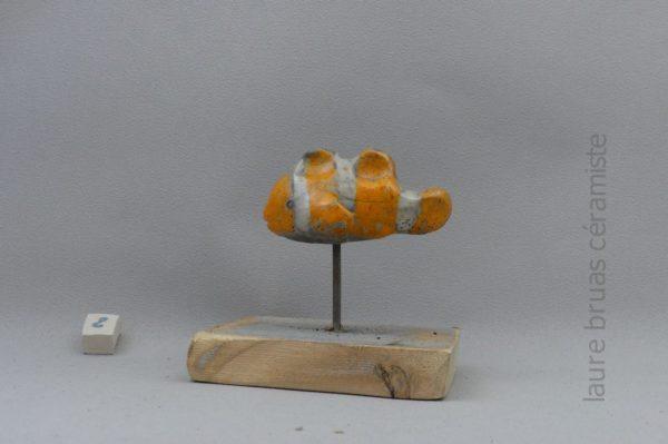 pesce pagliaccio nemo raku in ceramica su plettro e base in legno
