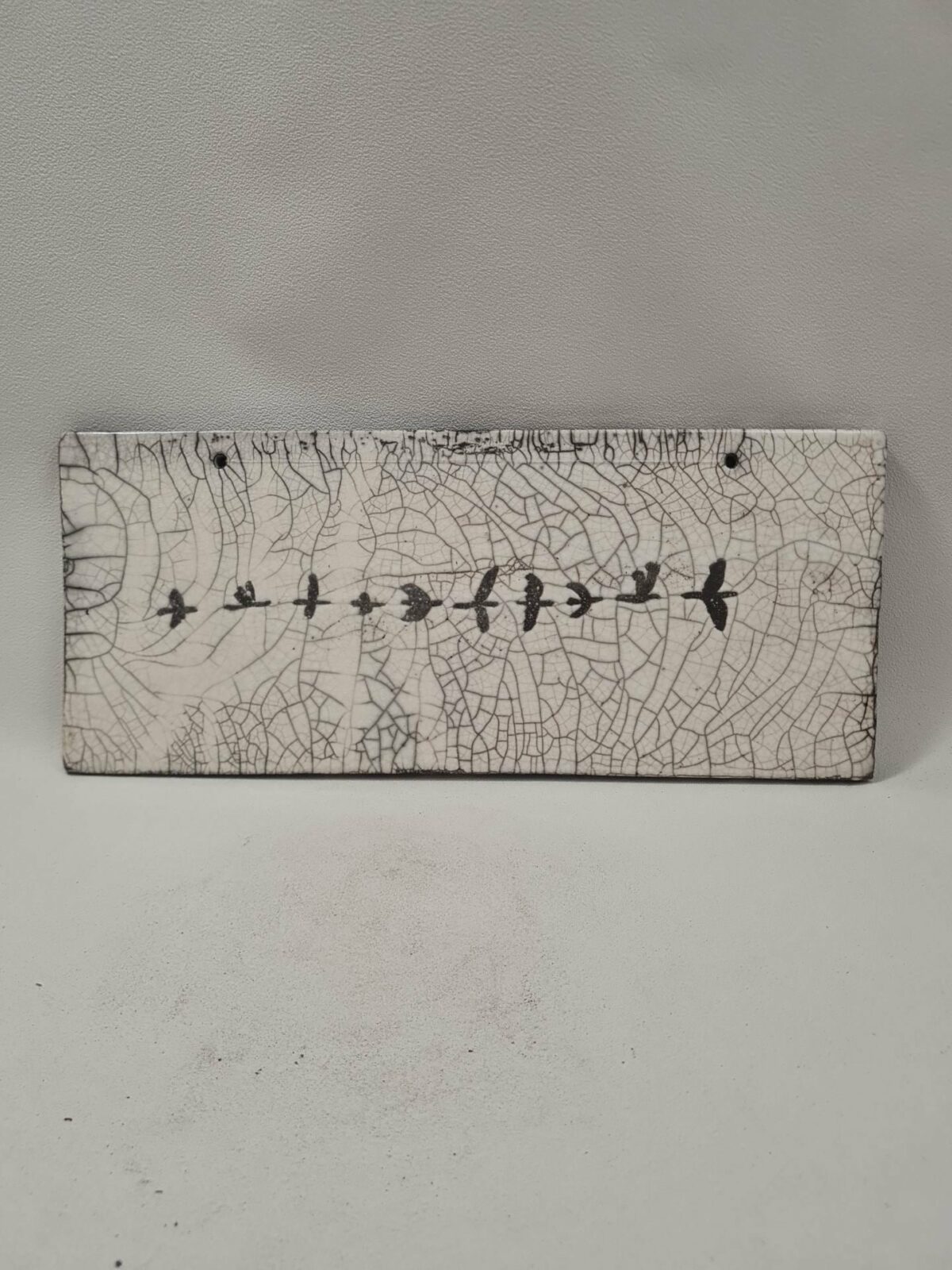 Ligne de passage – plaque murale en céramique raku aux oiseaux