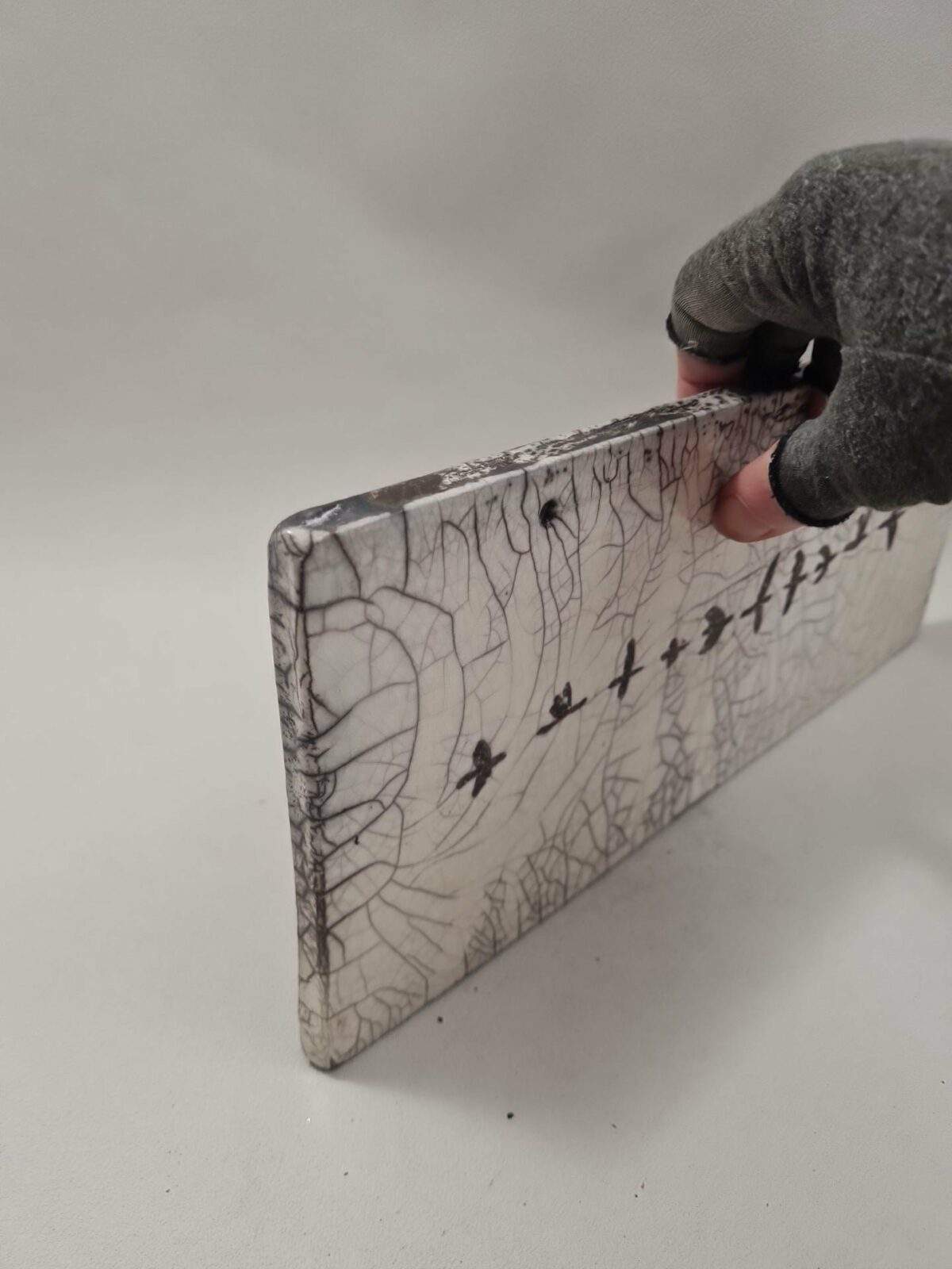 Ligne de passage – plaque murale en céramique raku aux oiseaux – Image 2