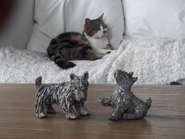 Sculpture de chien terrier fox en ceramique raku - sculpteur animalier