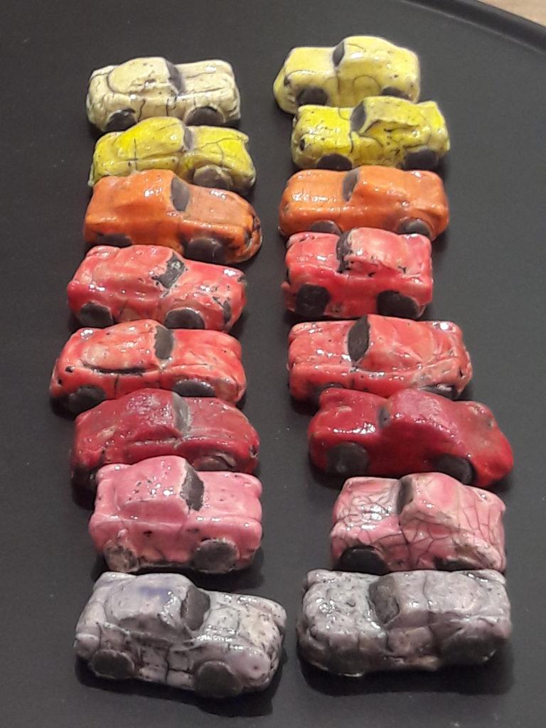 camaieu de petites voitures raku tons rouge au jaune