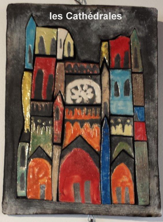 gros plan d'un tableaux en cérapique représentant la cathédrale d'AMIENS colorisée
