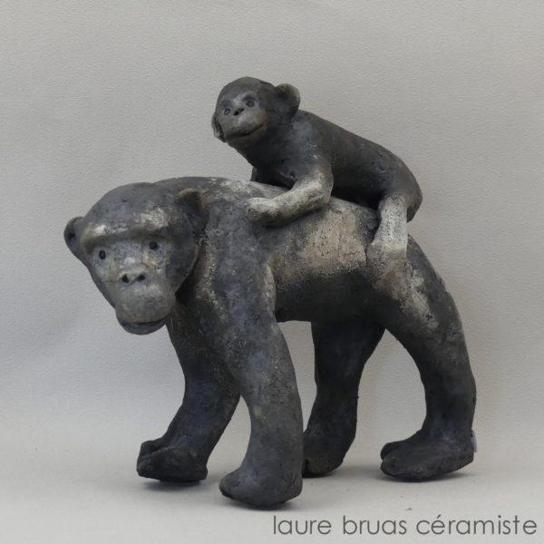 Chimpanzé avec son petit sur le dos céramique enfumée