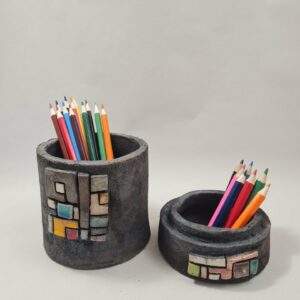 Boite enfumée et incrustée de pièces colorées. 13 cm de haut