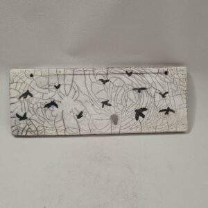 Envol dispersé – plaque murale en céramique raku aux oiseaux