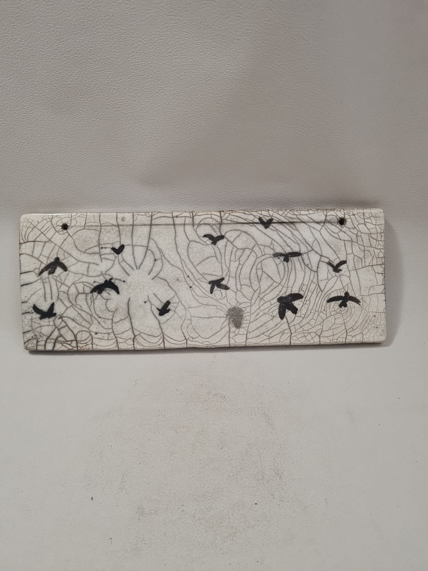 Envol dispersé – plaque murale en céramique raku aux oiseaux