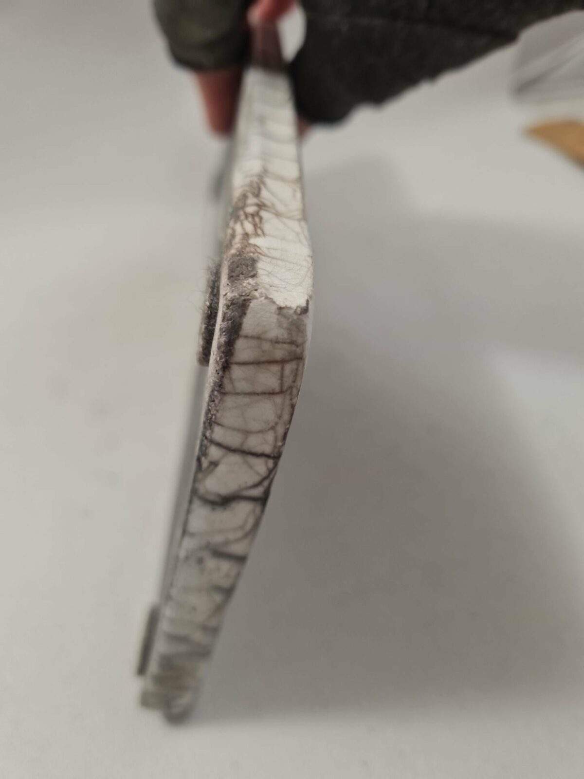 Envol dispersé – plaque murale en céramique raku aux oiseaux – Image 2