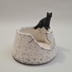 Bol conique découpé d'une virgule avec petit Chat noir assis sur le bord