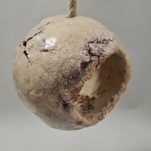 Mangeoire en terre blanche décorée de craquelures  rappelant l'écorce des arbres - résistante au gel