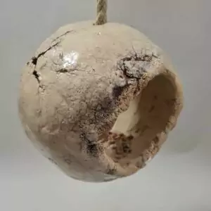 Mangeoire en terre blanche décorée de craquelures  rappelant l'écorce des arbres - résistante au gel