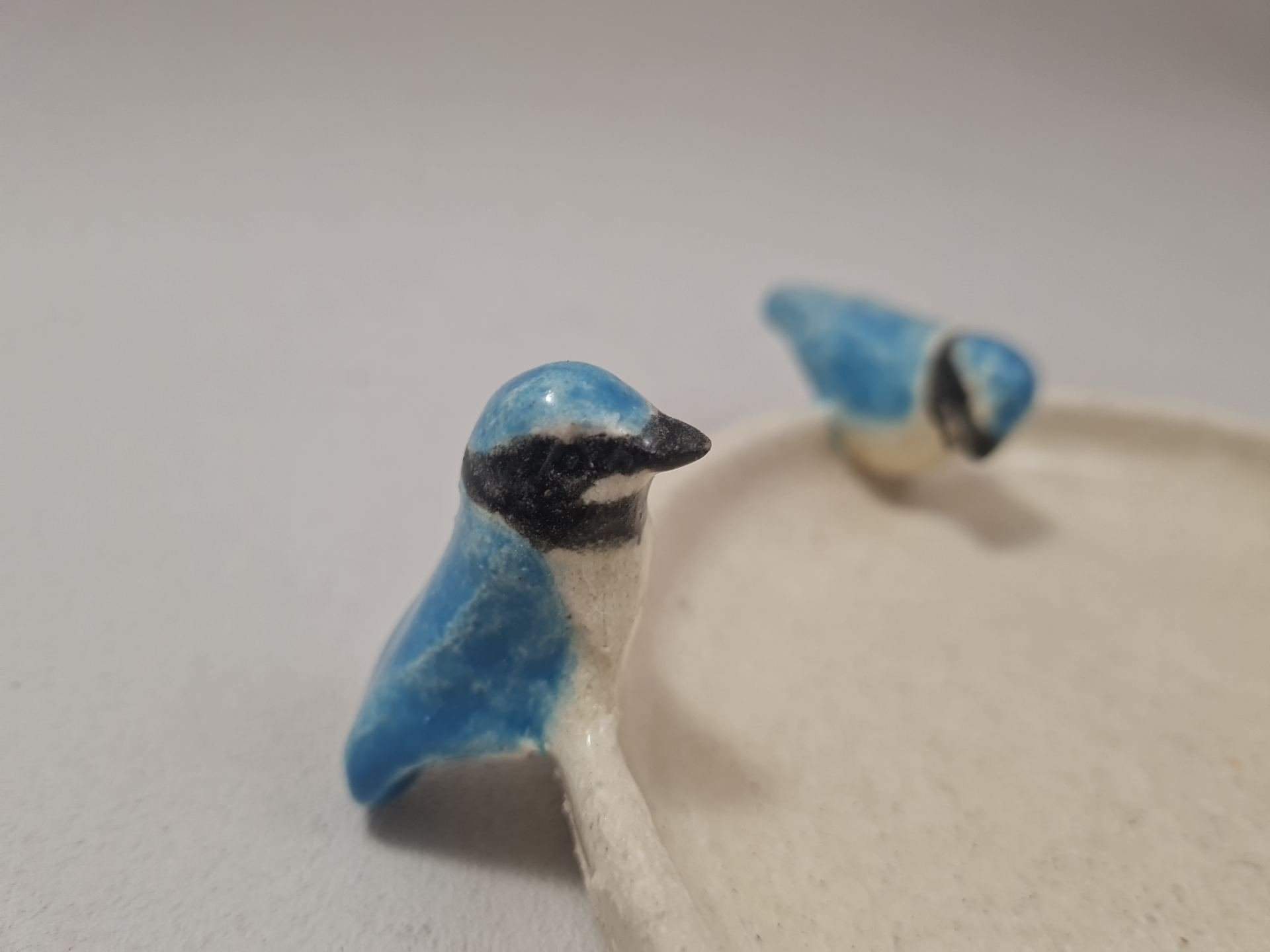 Assiette pour oiseaux en grès, décorée de deux mésanges bleues – Image 4