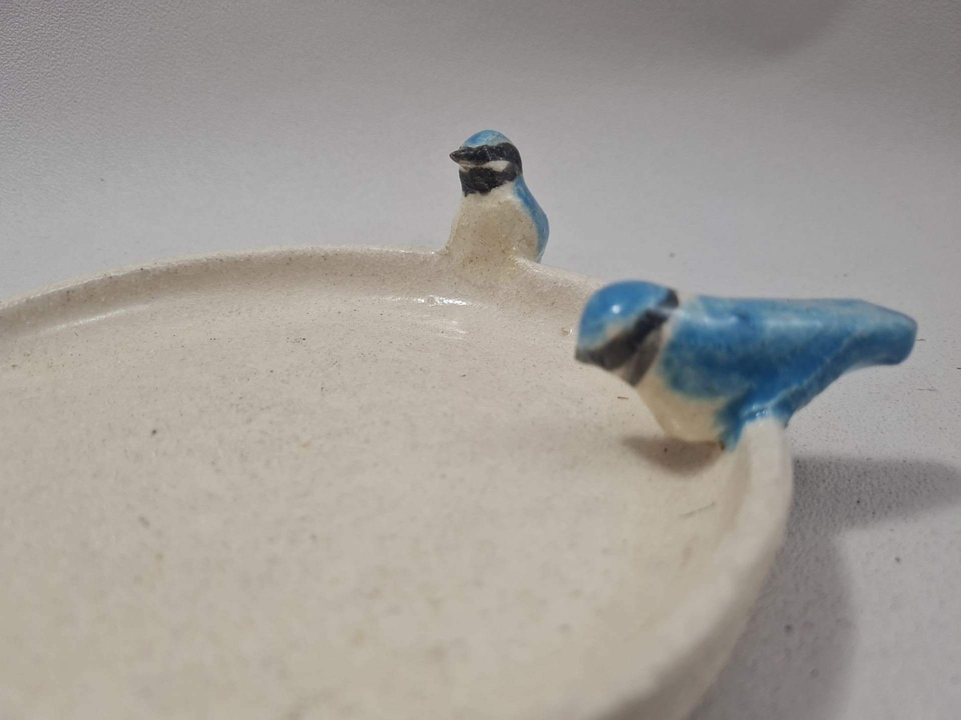 Assiette pour oiseaux en grès, décorée de deux mésanges bleues – Image 3