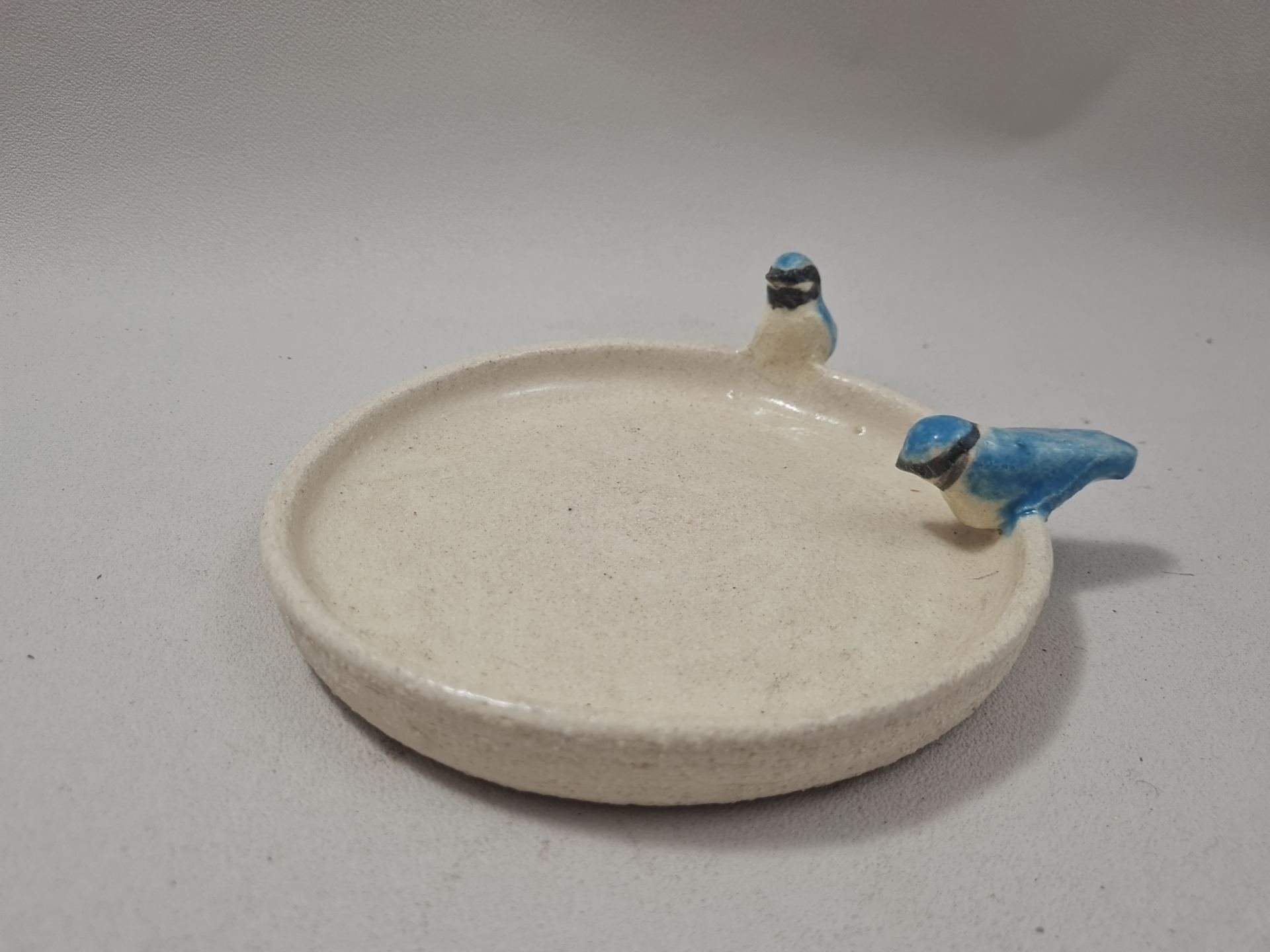 Assiette pour oiseaux en grès, décorée de deux mésanges bleues – Image 5