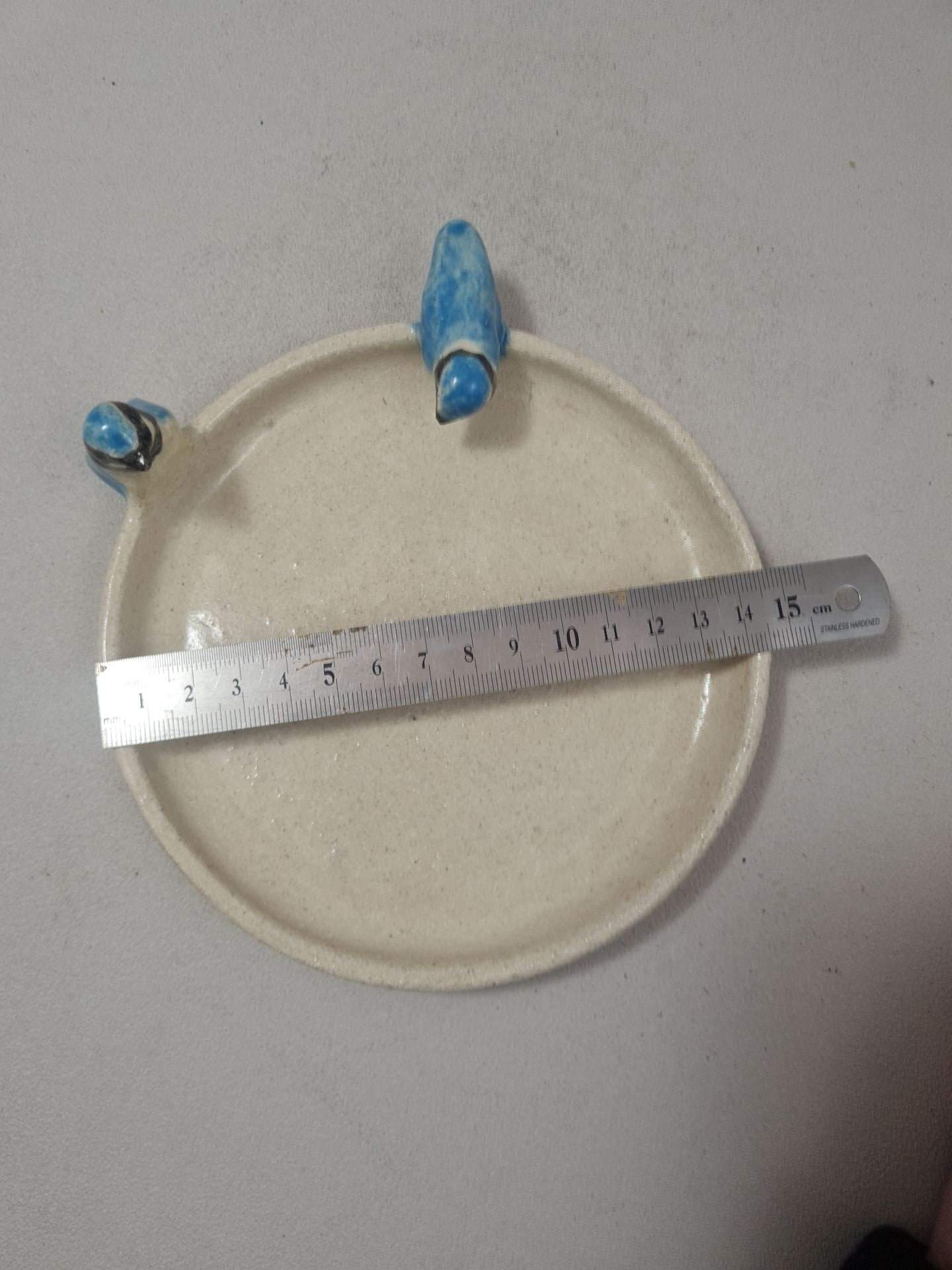 Assiette pour oiseaux en grès, décorée de deux mésanges bleues – Image 7