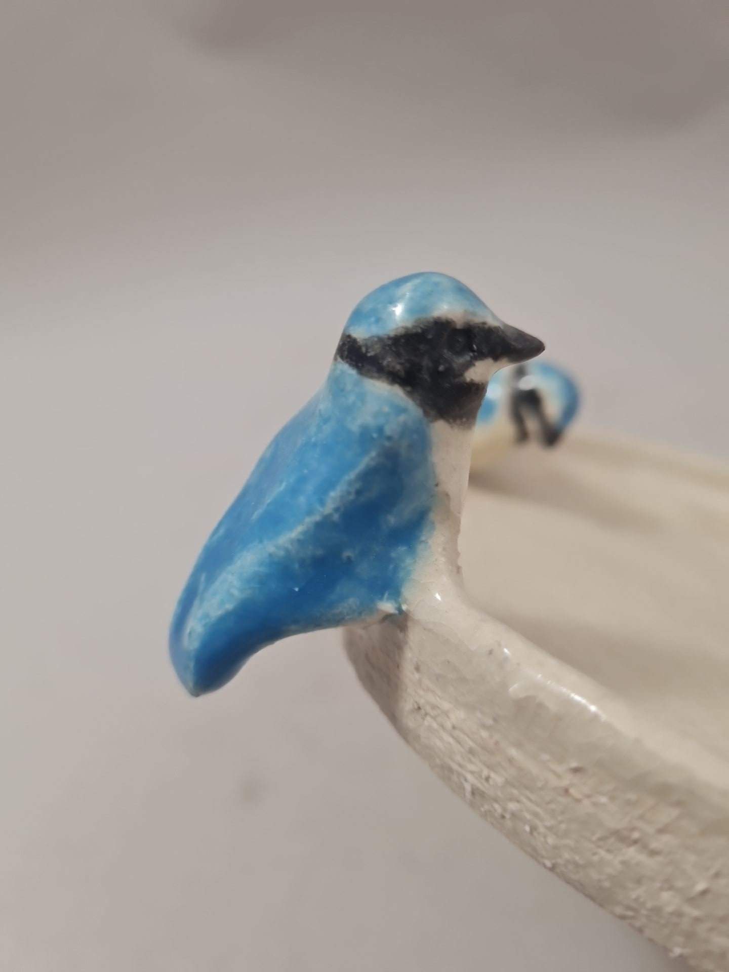 Assiette pour oiseaux en grès, décorée de deux mésanges bleues – Image 6