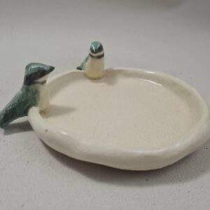 Assiette pour oiseaux en grès, décorée de deux mésanges