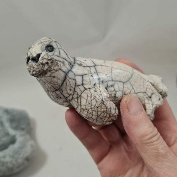 Figurine de phoque en raku   "coucou" – Image 3