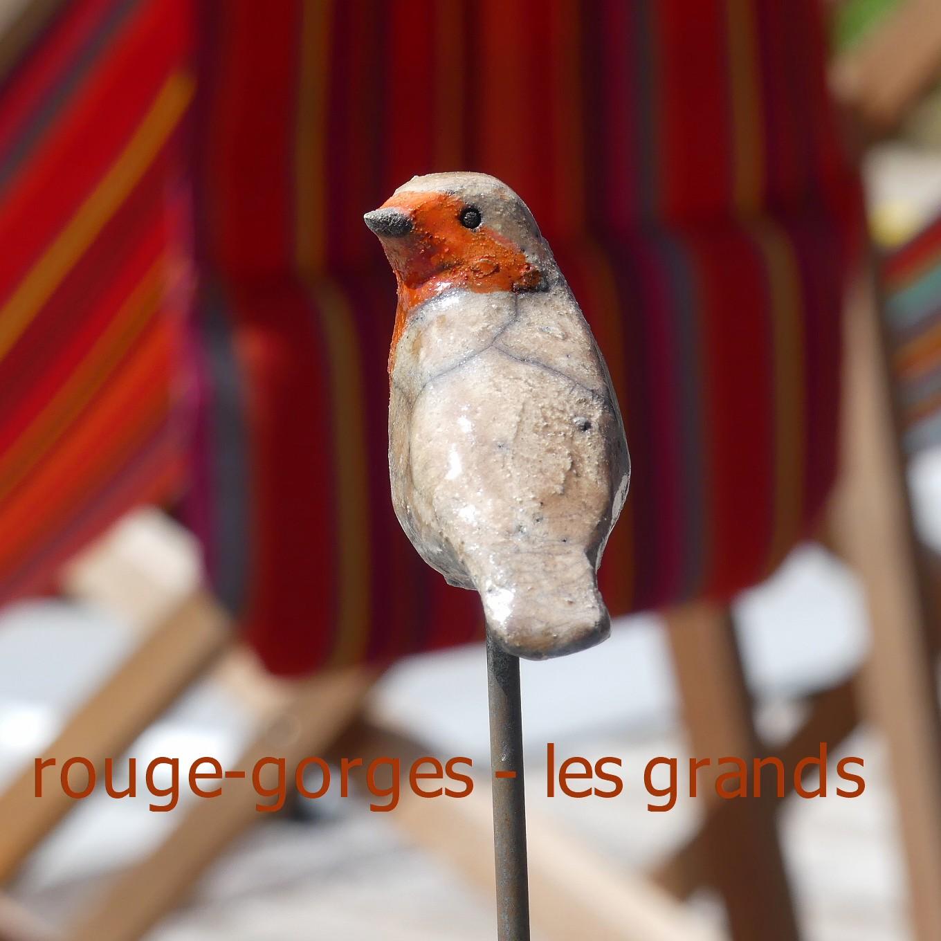 Rouge gorge en raku Céramique piqué sur une tige en bois. Ambiance été transat