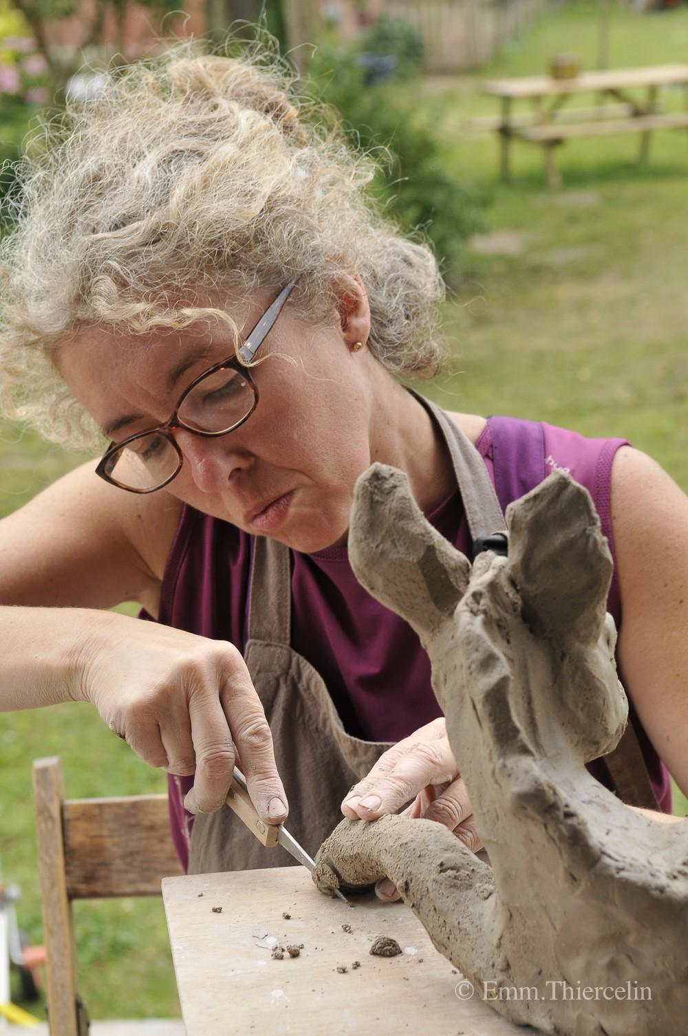 laure bruas en train de sculpter un ane