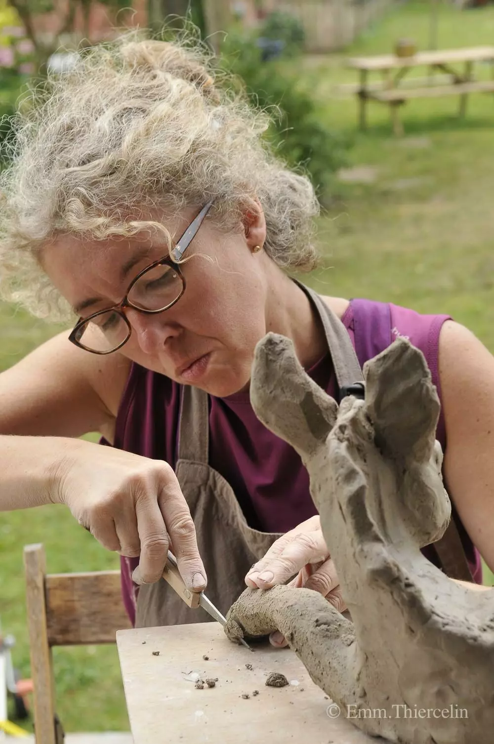 laure bruas en train de sculpter un ane