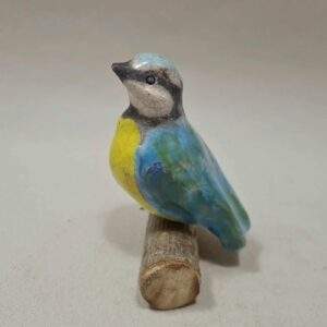 Mésange bleue taille réelle en céramique Raku sur branche