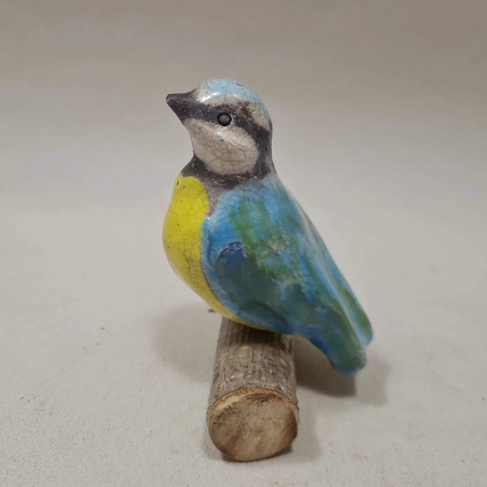 Mésange bleue taille réelle en céramique Raku sur branche