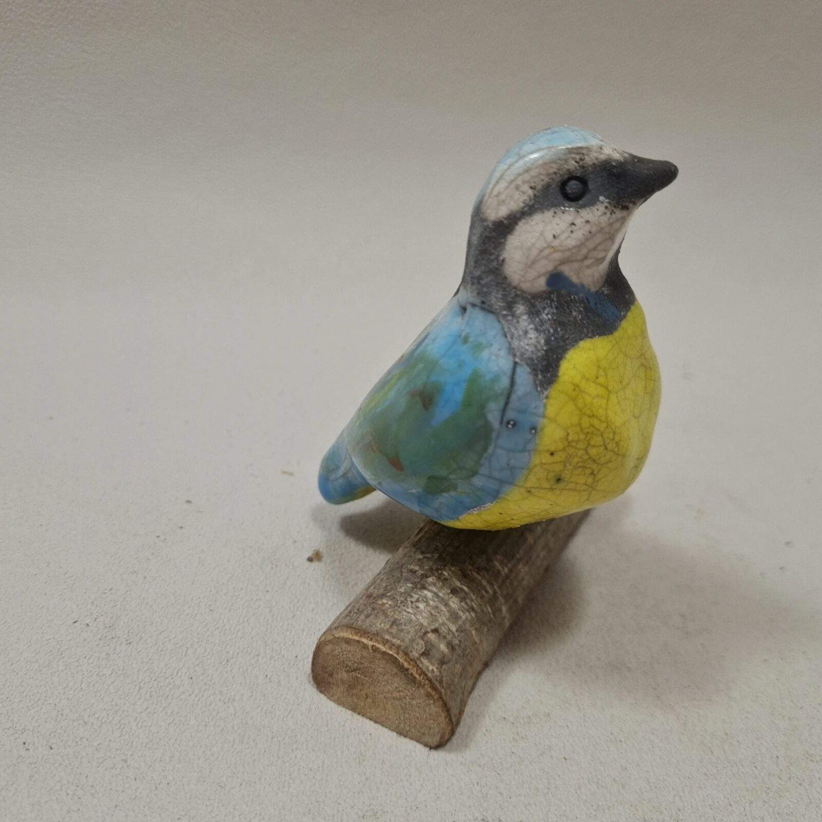 Mésange bleue taille réelle en céramique Raku sur branche – Image 3