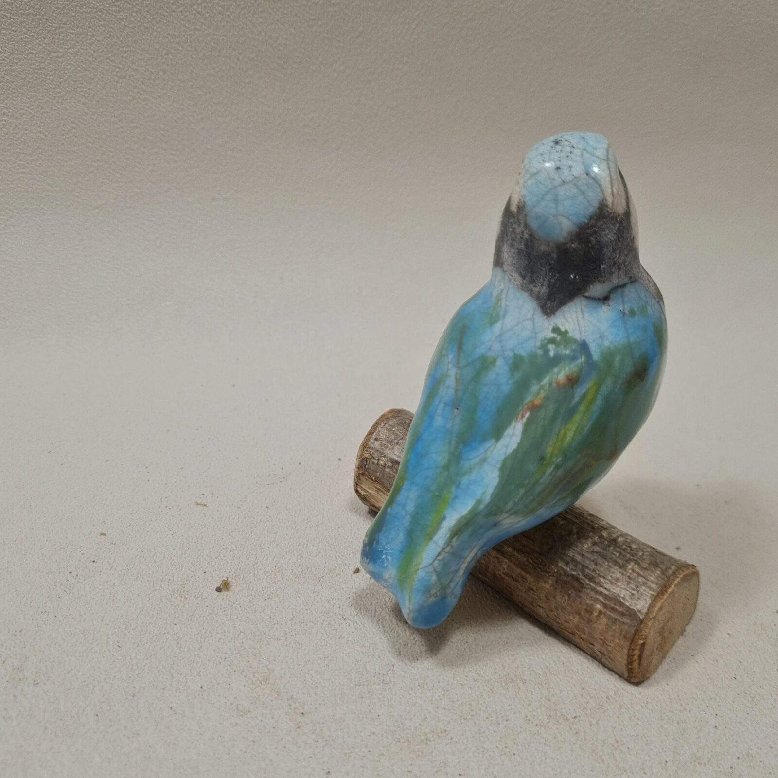 Mésange bleue taille réelle en céramique Raku sur branche – Image 4