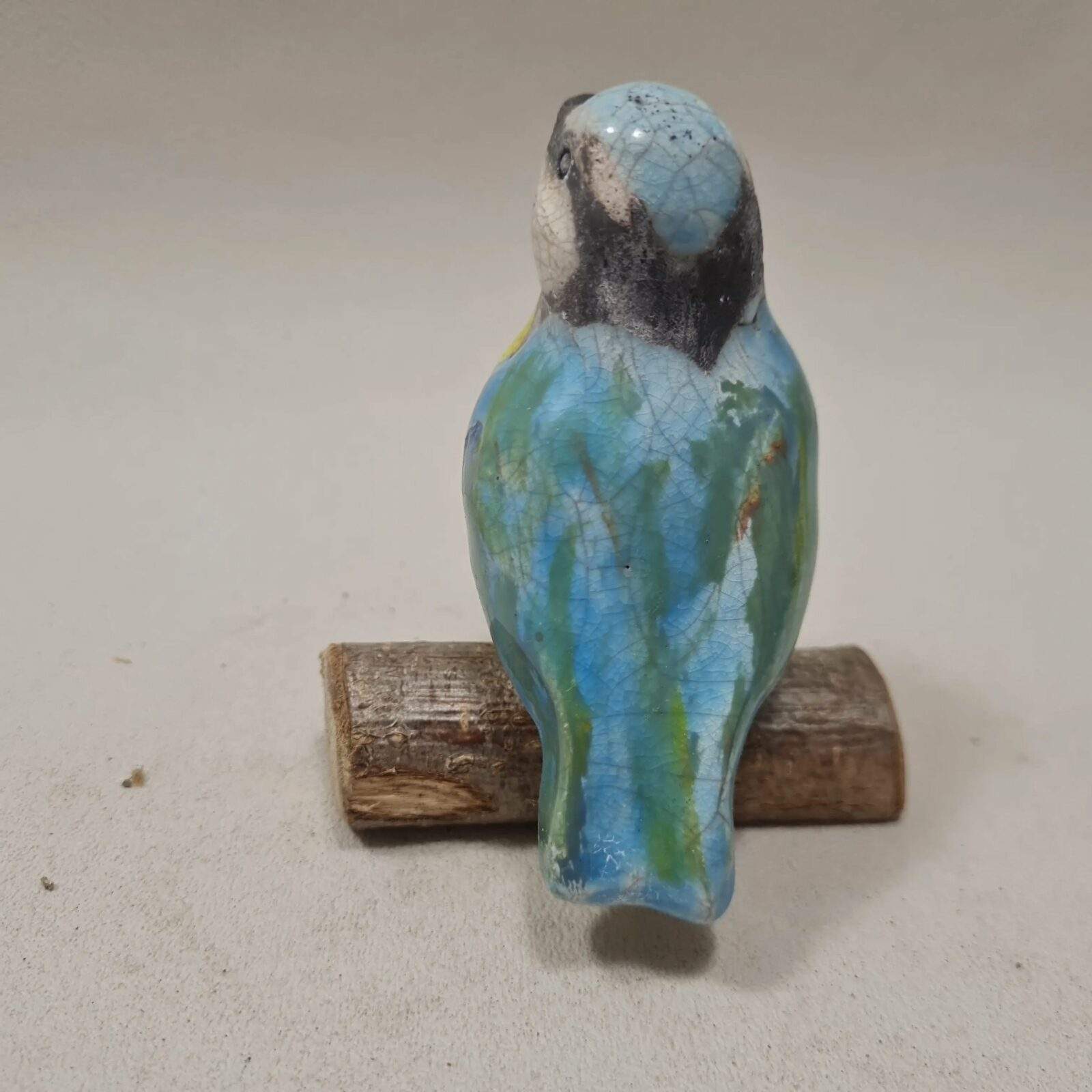 Mésange bleue taille réelle en céramique Raku sur branche – Image 5