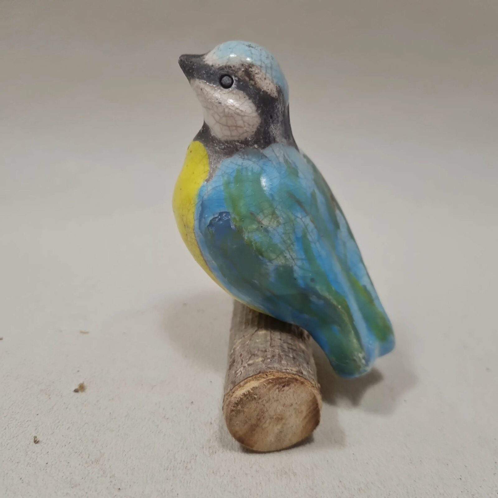 Mésange bleue taille réelle en céramique Raku sur branche – Image 2