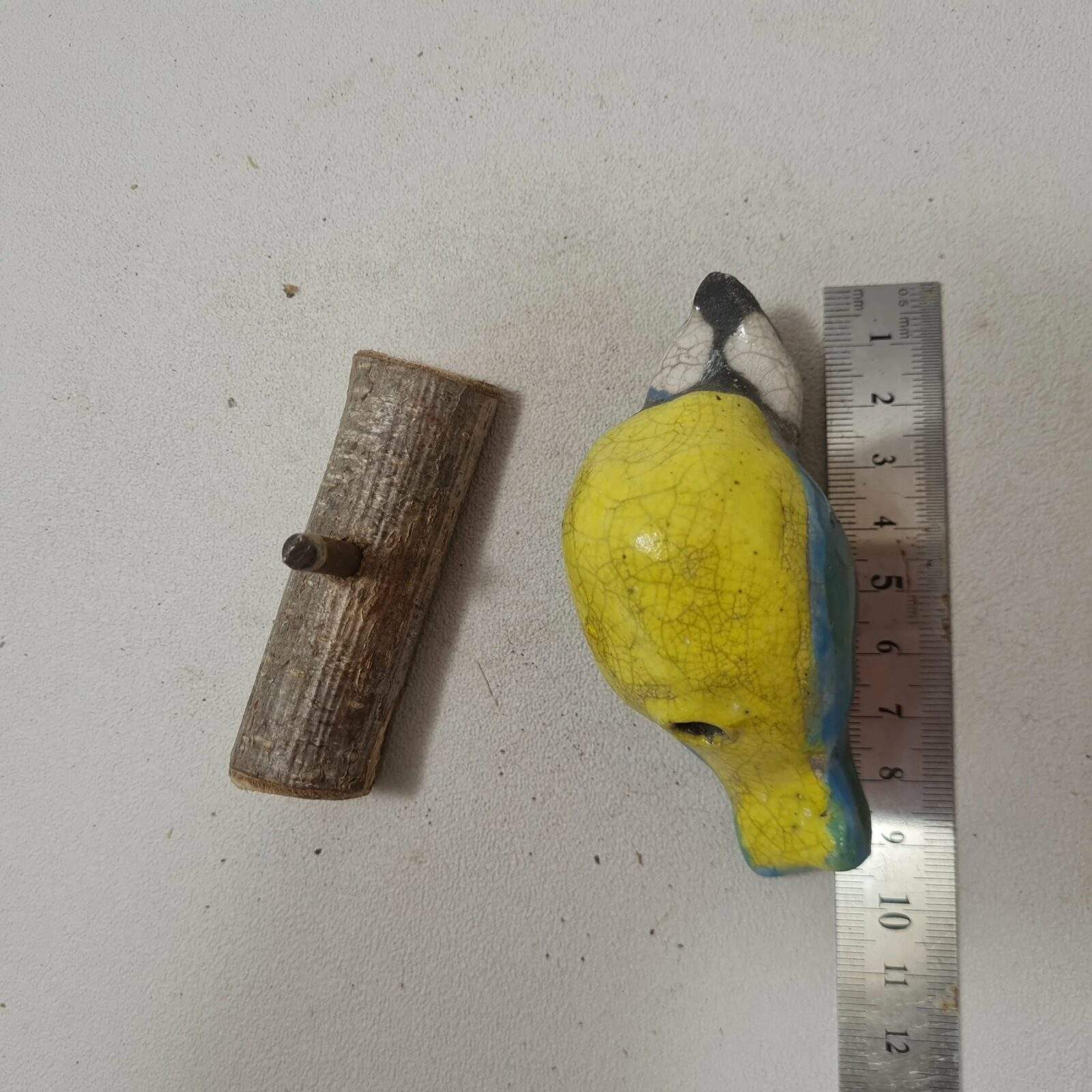 Mésange bleue taille réelle en céramique Raku sur branche – Image 6