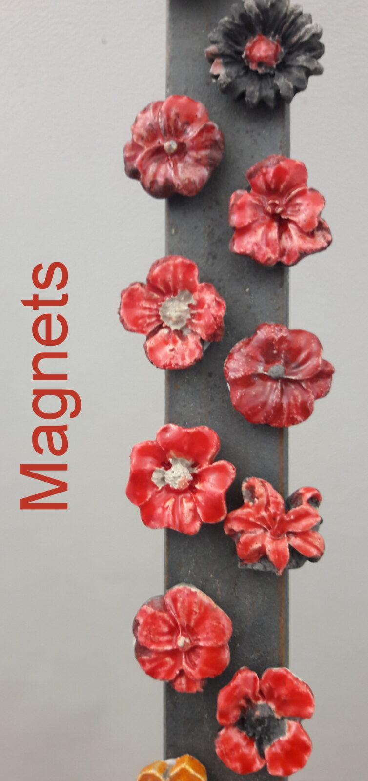 9 magnettes fleurs en céramique, rouge