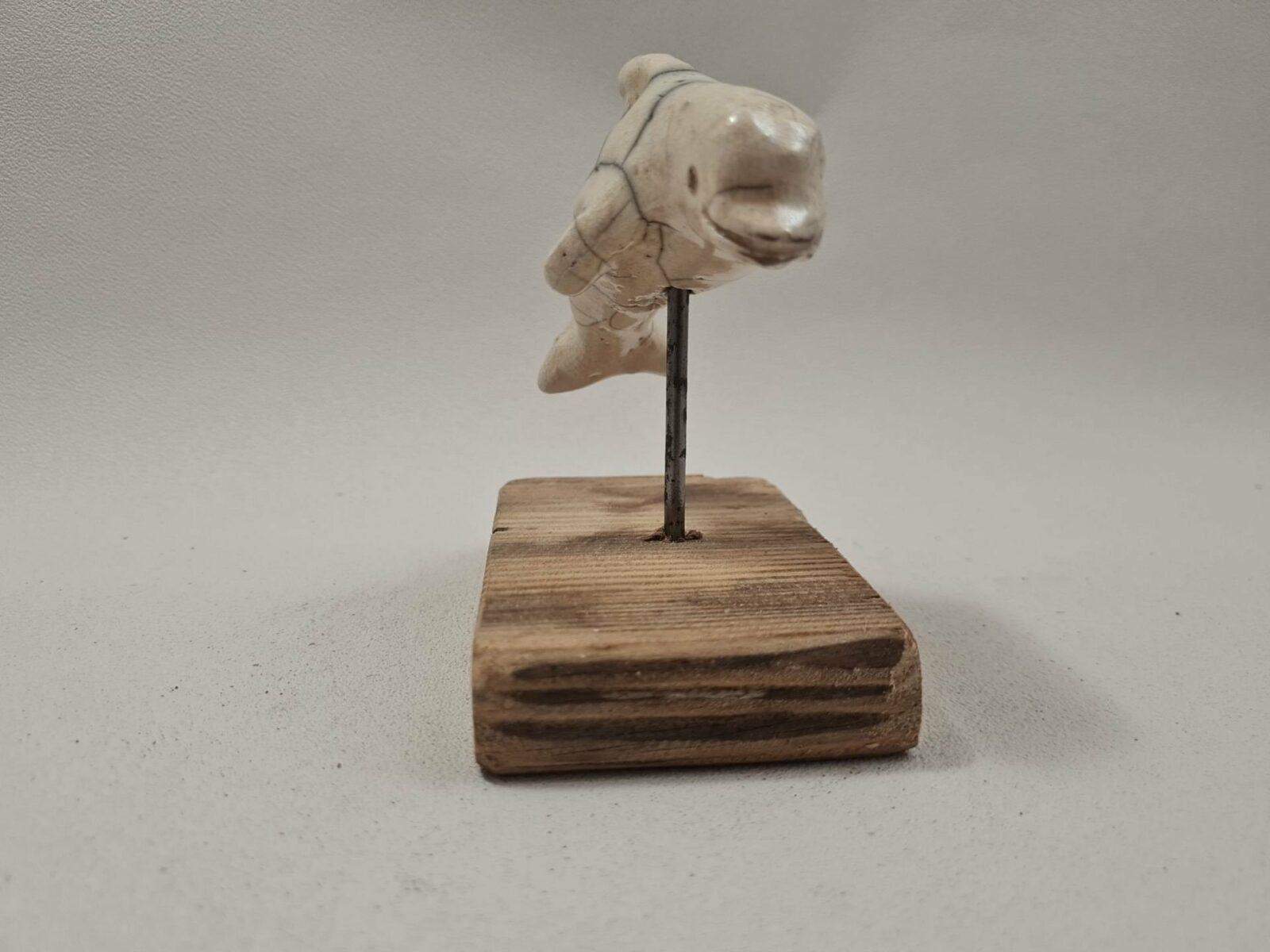 Dauphin " Skippy" en raku blanc craquelé – Image 5