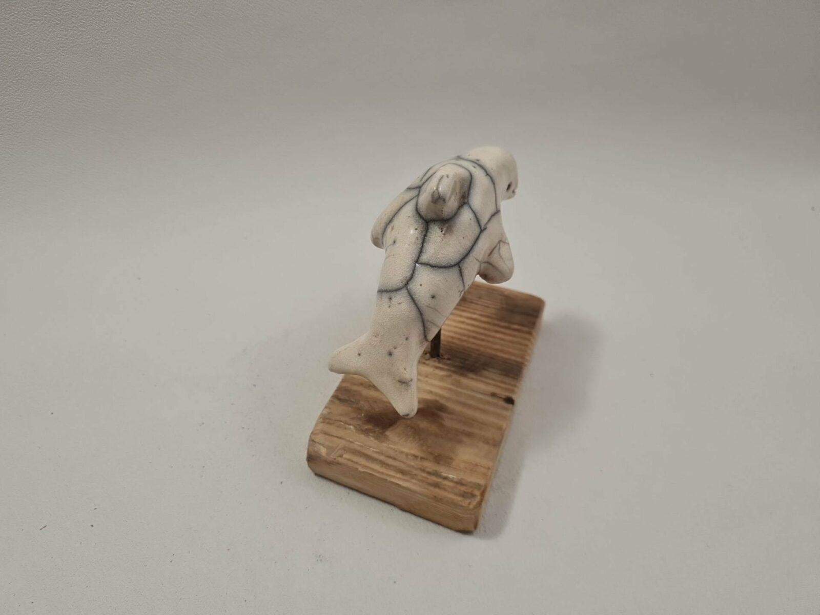 Dauphin " Skippy" en raku blanc craquelé – Image 6