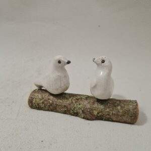 Couple de Colombes sur une branche en raku