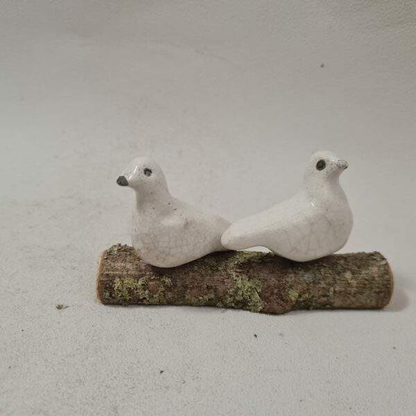 Couple de Colombes sur une branche en raku – Image 2