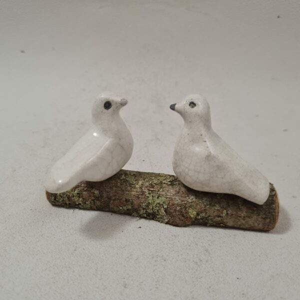 Couple de Colombes sur une branche en raku – Image 3
