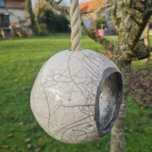 Mangeoire blanche en raku.