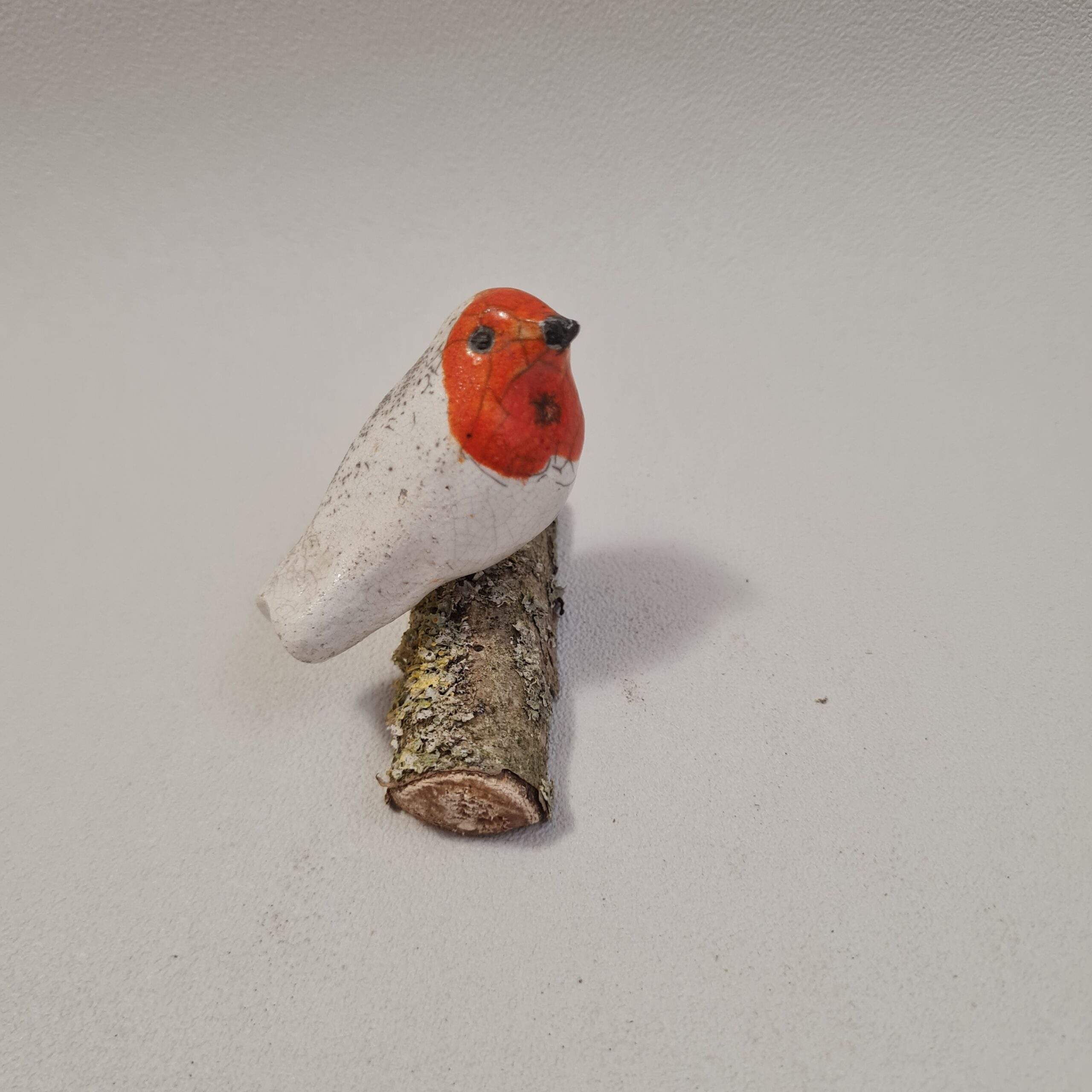 Mini Rouge gorge sur une branche