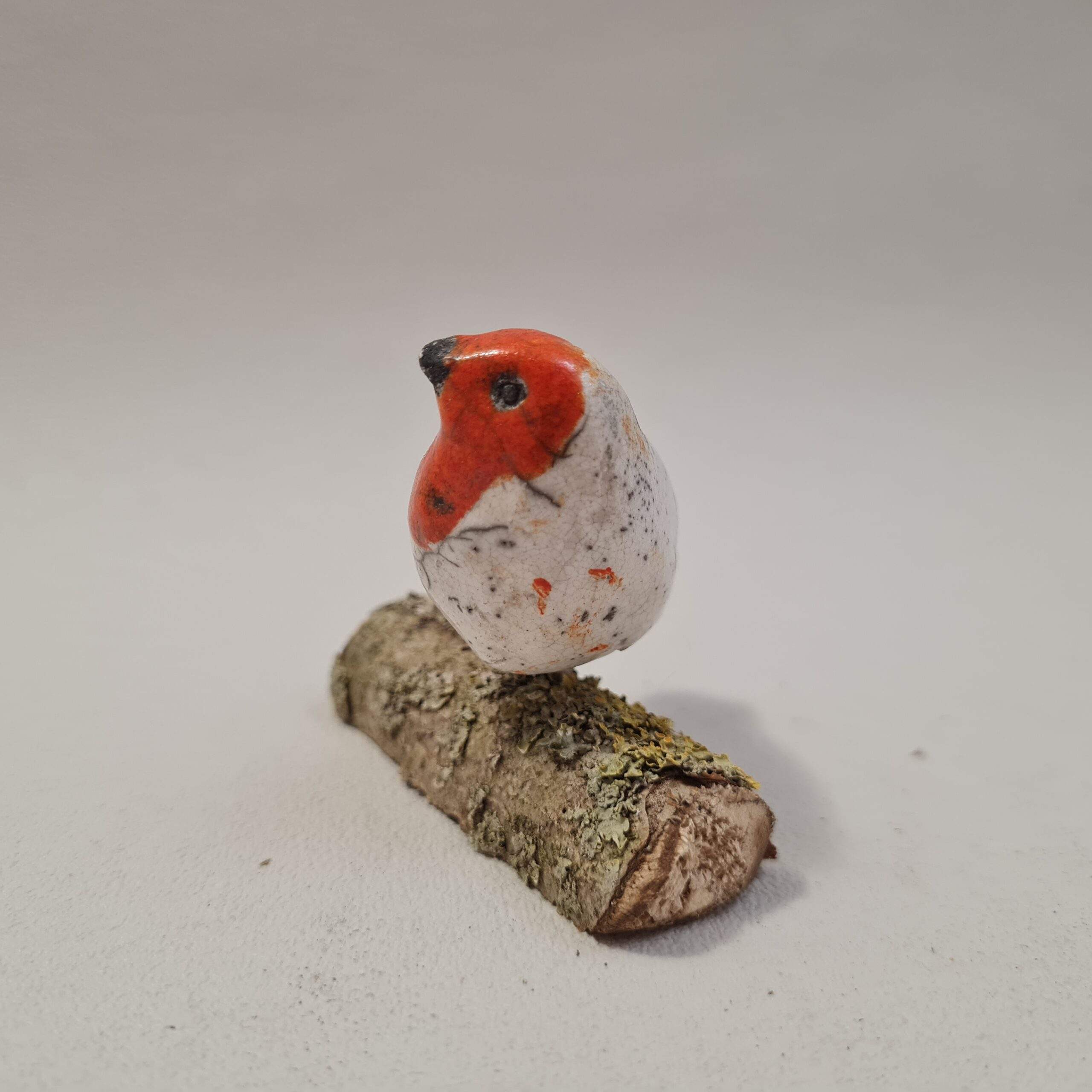 Mini Rouge gorge sur une branche – Image 3