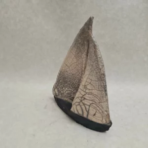 Bateau voilier en raku