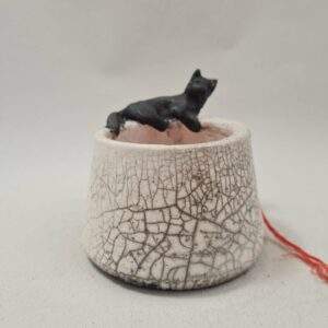 Bol à ficelle décoré d'un petit Chat noir posé sur le bord et troué sur le côté