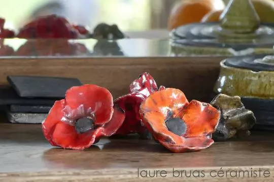 fleurs coquelicot en céramique raku posées sur  unbuffet