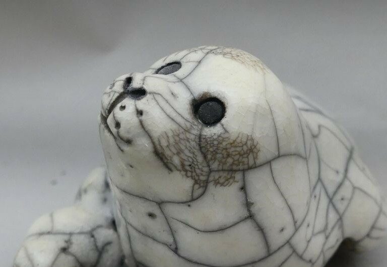 portrait de phoque en raku