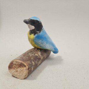 Mésange bleue petite figurine sur une branche